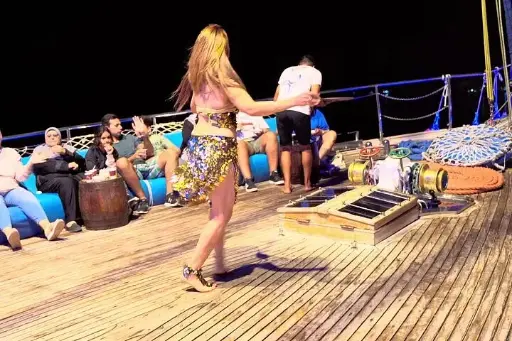 Cena in crociera con spettacolo orientale e buffet di frutti di mare da Sharm El Sheikh